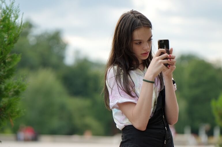 girl-gbdd4ac75e_1280
