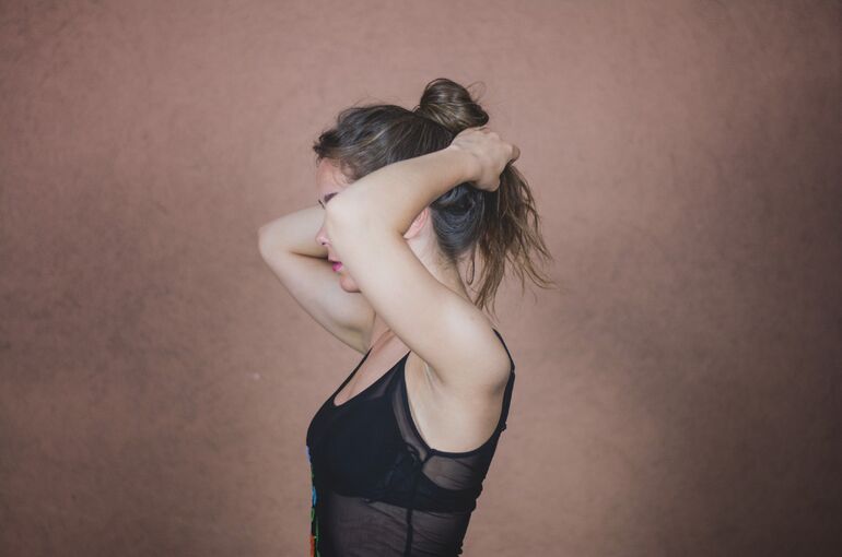 woman-bind-hair